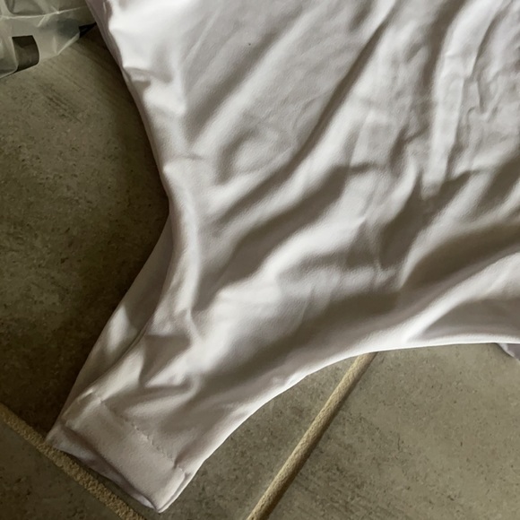 Solid fitted halter bodysuit - Picture 6 of 7